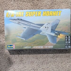 Revell F/A-18E Super Hornet Model Kit - Gray